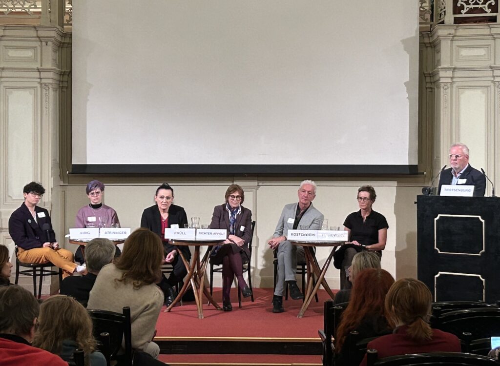 Fachtagung „EIN BLICK IN DIE NICHT-BINÄRE WELT – Kompetenter Umgang mit der Vielfalt der Geschlechtsidentitäten aus psychologischer und medizinischer Sicht“ am 29.11.24 in Wien – Podiumsdiskussion